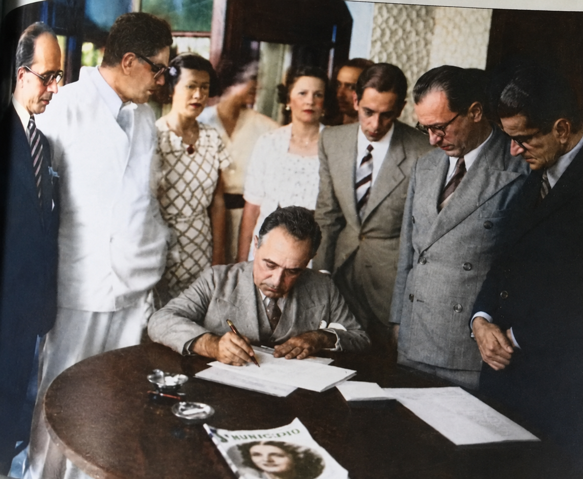 Getúlio Vargas assina decretos na fazenda de João de Rezende Tostes, 1936