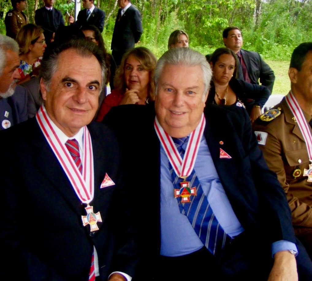 Aristóteles Drummond recebendo a Medalha Tiradentes em Ritápolis