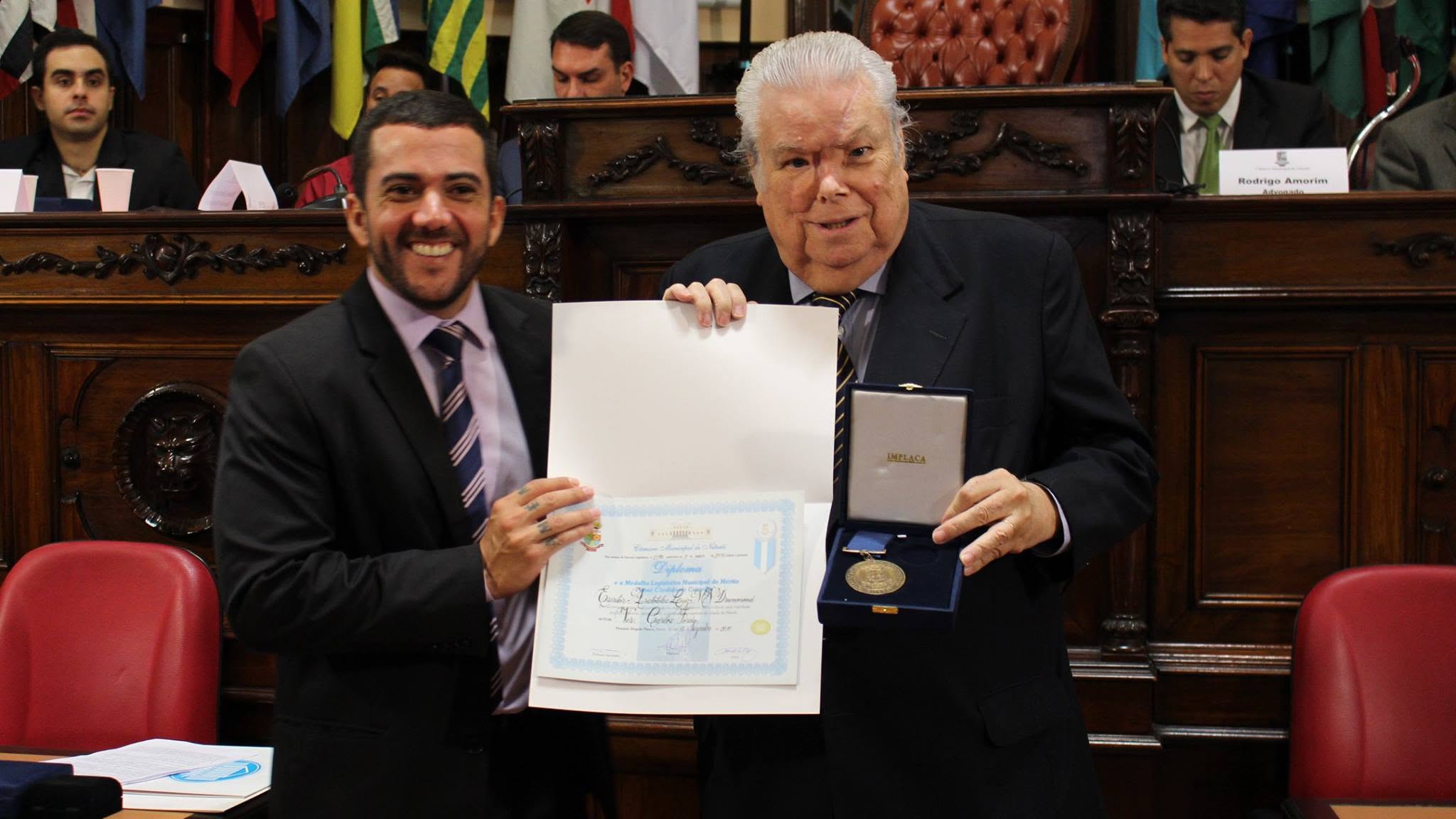 Aristóteles Drummond recebendo a Medalha José Cândido de Carvalho em Niterói